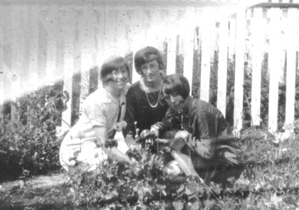 265: l-r Jenny Reddy, Min Carroll and Min Reddy. (circa 1928)  - Jenny daughter of James Reddy &amp;amp; Mary Anne Murphy; Min daughter of John Carroll  &amp;amp; Eliz Reddy; Min daughter of John Reddy &amp;amp; Vera Dunphy